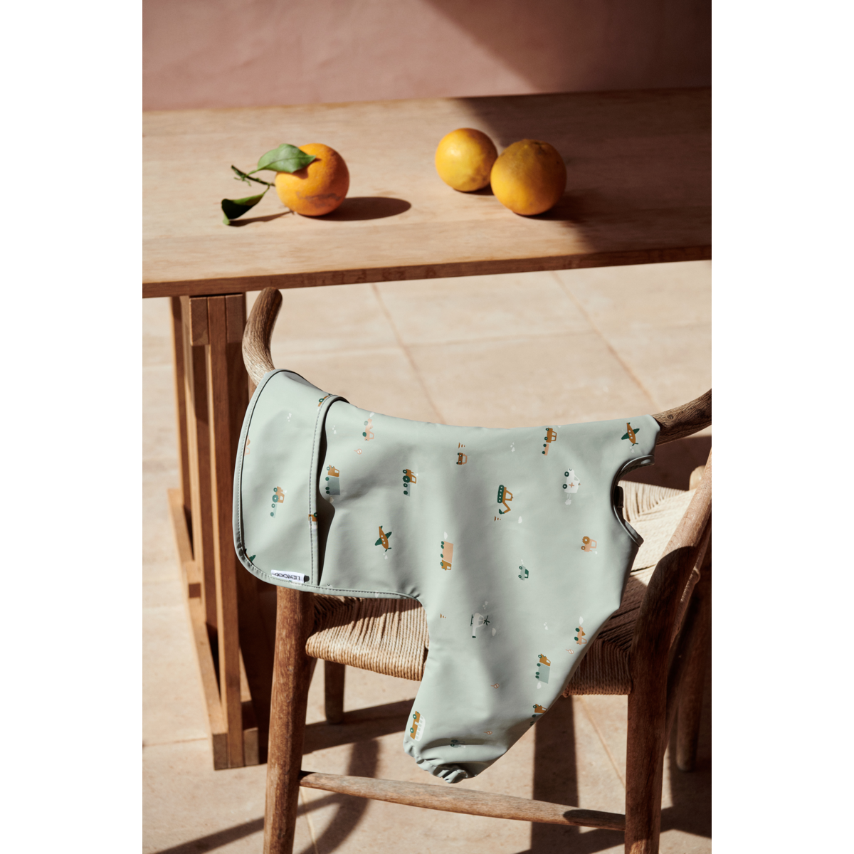 LIEWOOD Merle hagesmæk med ærmer - Vehicles/dove blue mix - Spiseforklæde