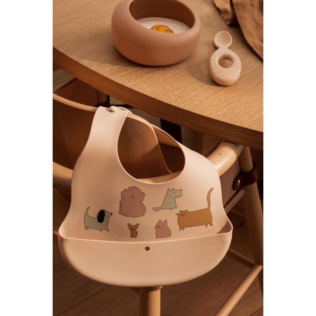 LIEWOOD EMBER Mønstret Hagesmæk 2 stk - Cats and Dogs / Sandy - Hagesmæk