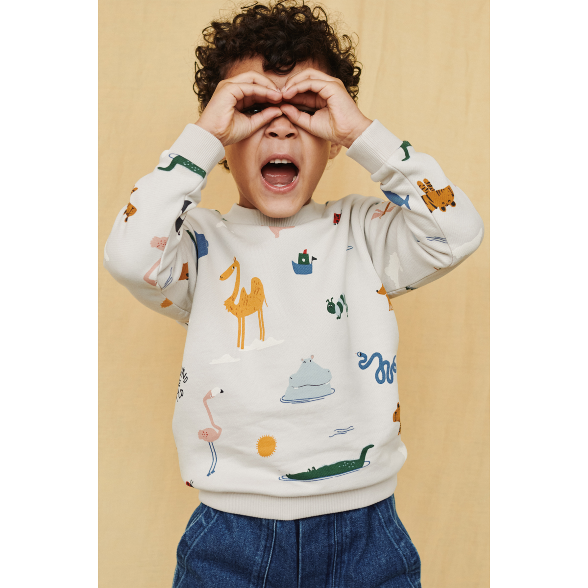 THORA Sweatshirt med print - Around the world / Sandy