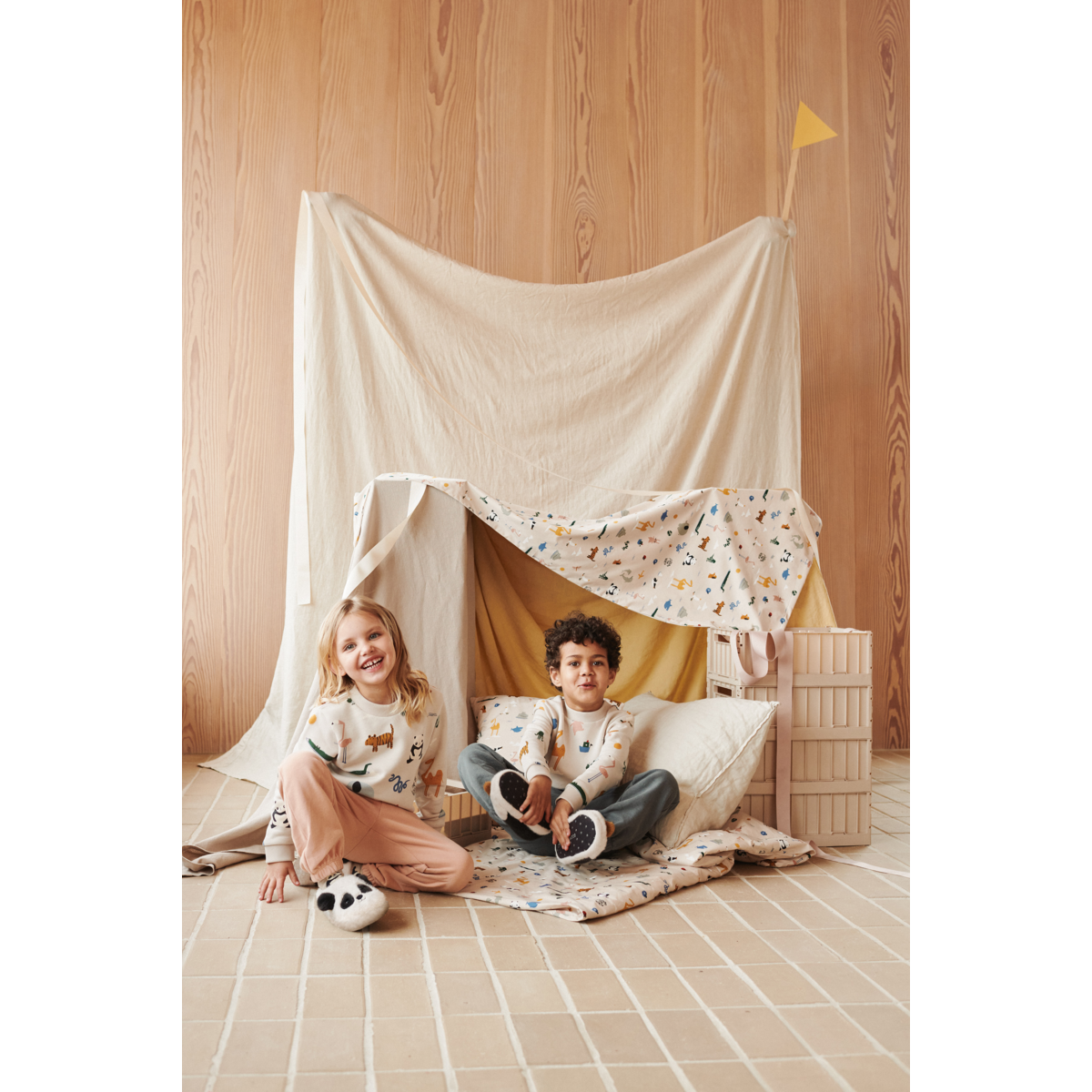 THORA Sweatshirt med print - Around the world / Sandy