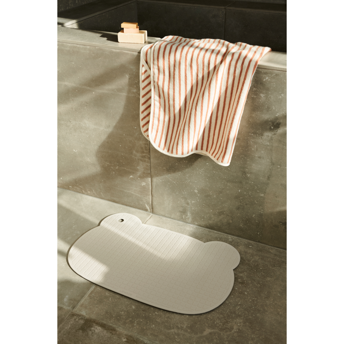 LIEWOOD Sailor bademåtte - Mr bear sandy - Bademåtte