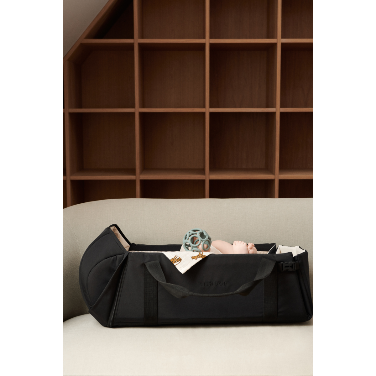 LIEWOOD Amber baby nest og lift - Black - Babylift