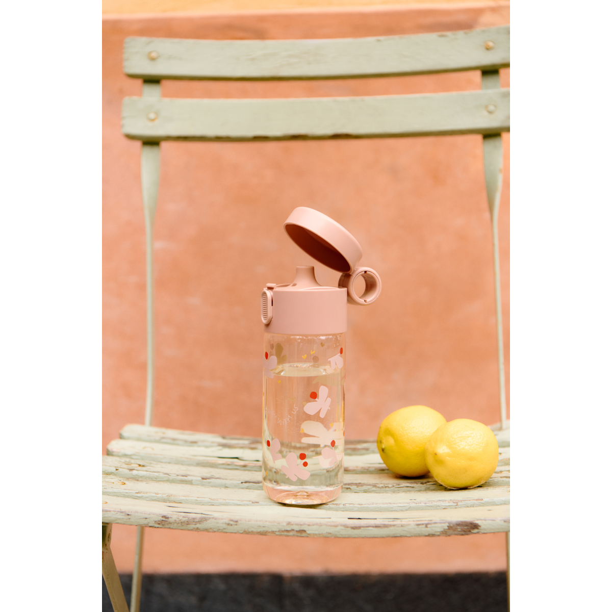 CLEMENCE Flaske i tritan - Butterfly / Apple blossom