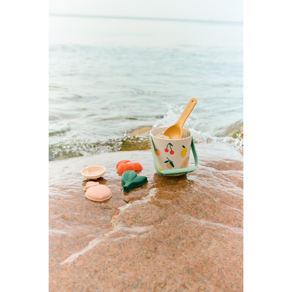 LIEWOOD GILMA Frugt Strandsæt - Fruit / Sandy - SANDLEGETØJ