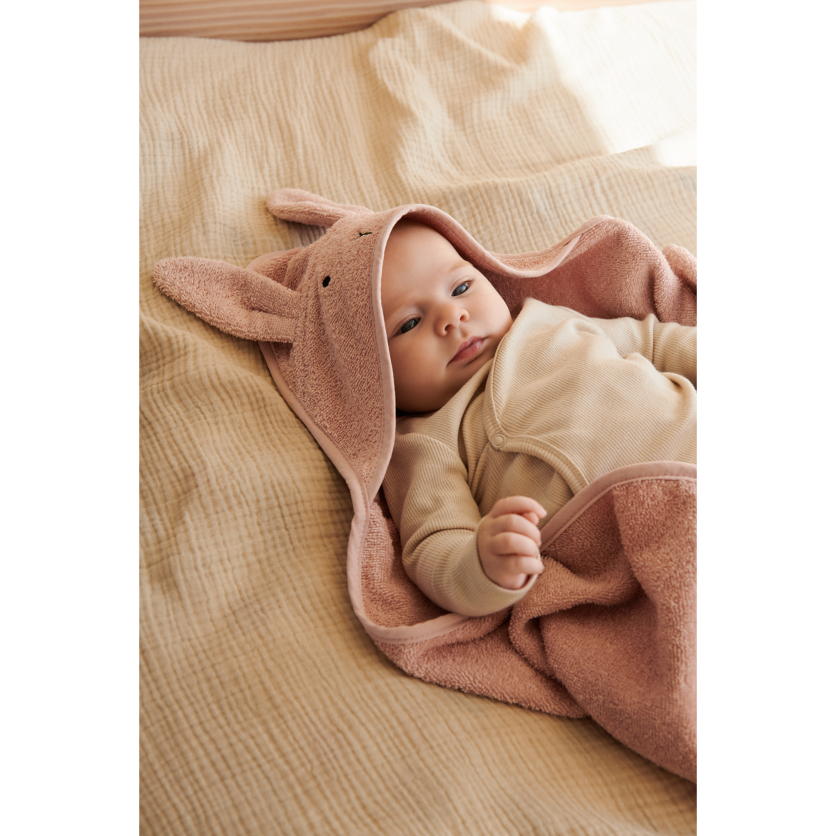 LIEWOOD Albert babyhåndklæde med hætte - Rabbit rose - Håndklæder / Vaskeklude