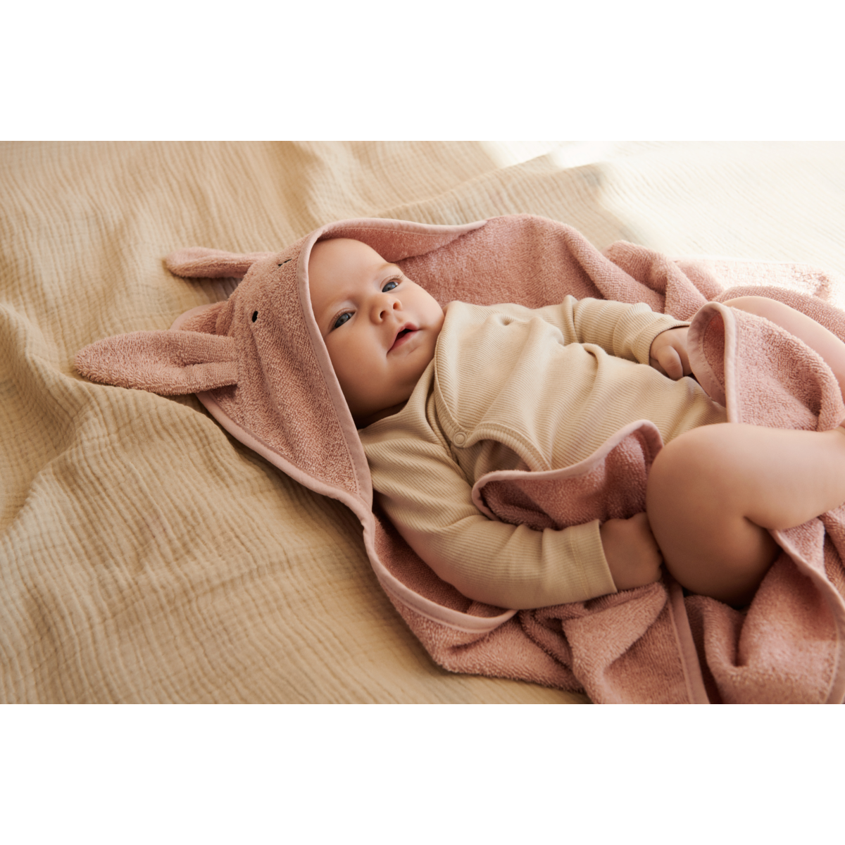 LIEWOOD Albert babyhåndklæde med hætte - Rabbit rose - Håndklæder / Vaskeklude