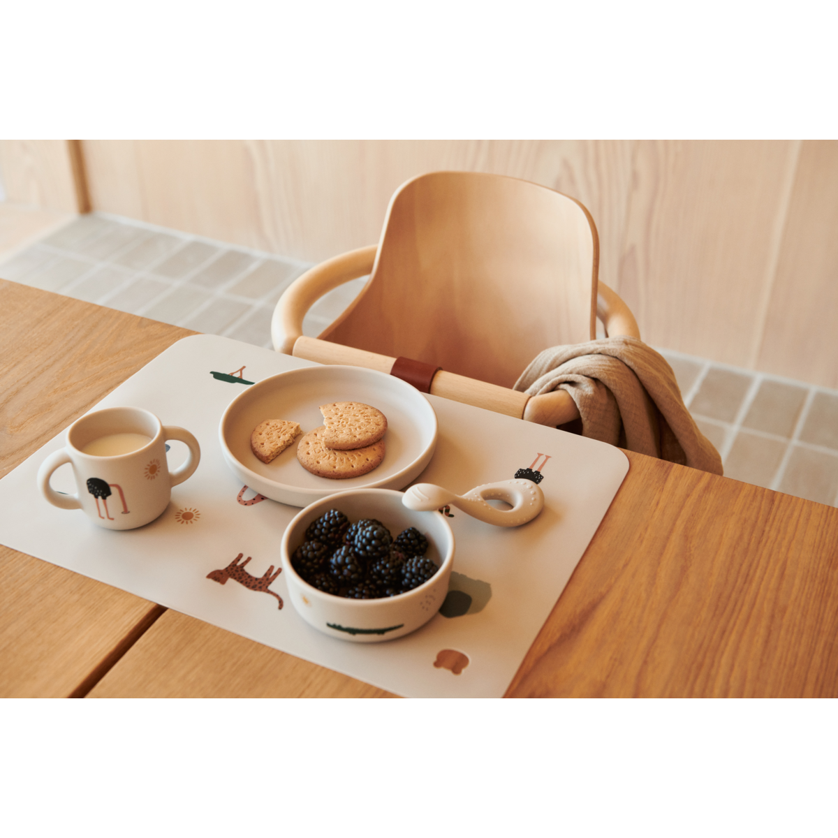 LIEWOOD Vivi Service i Silikone - Safari sandy mix - Børneservice sæt