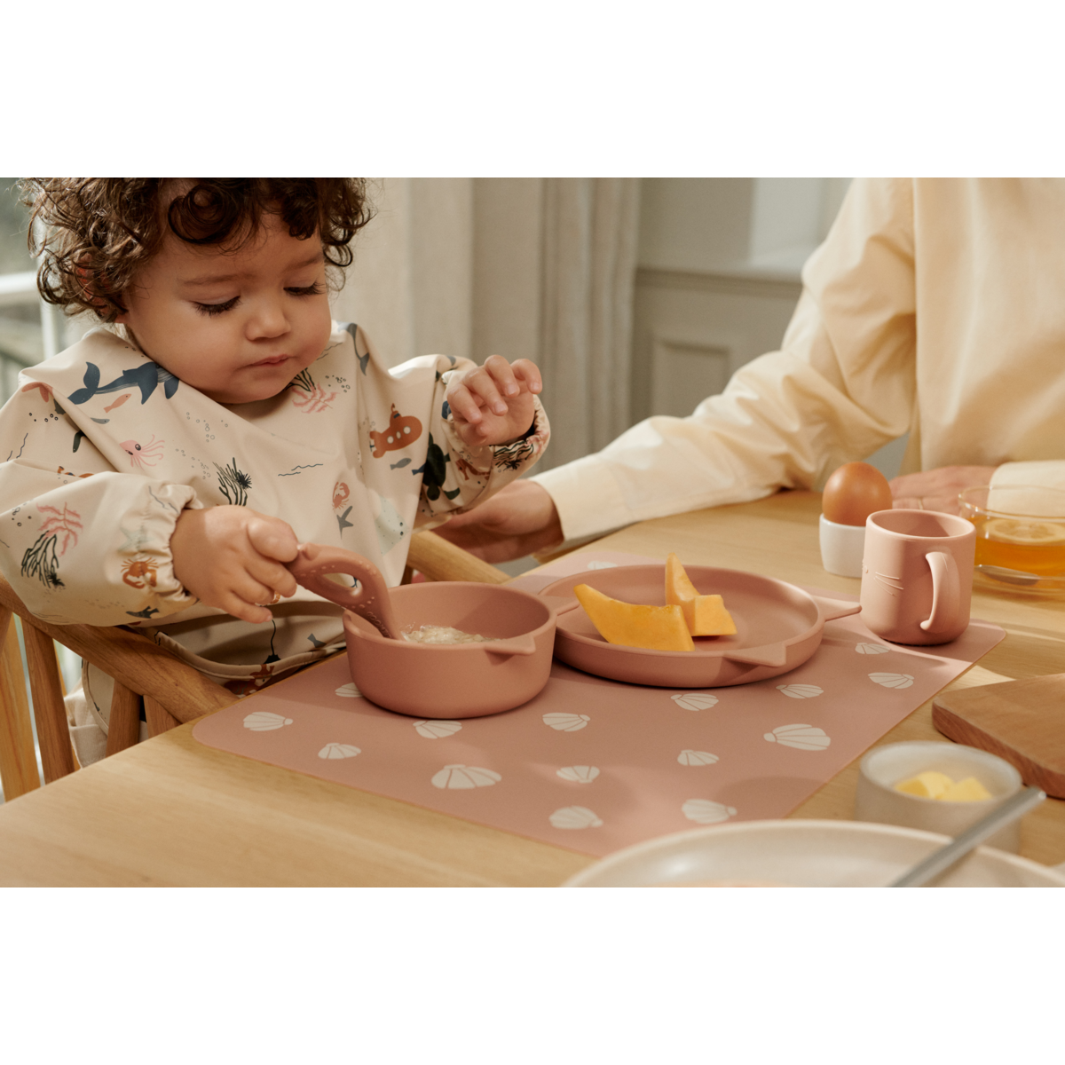 LIEWOOD Merle hagesmæk med ærmer - Sea creature / Sandy - Spiseforklæde