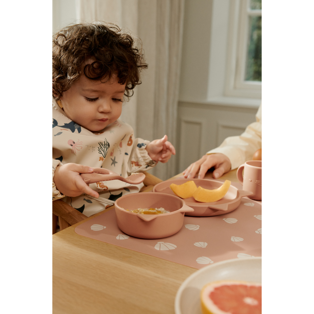 LIEWOOD Merle hagesmæk med ærmer - Sea creature / Sandy - Spiseforklæde