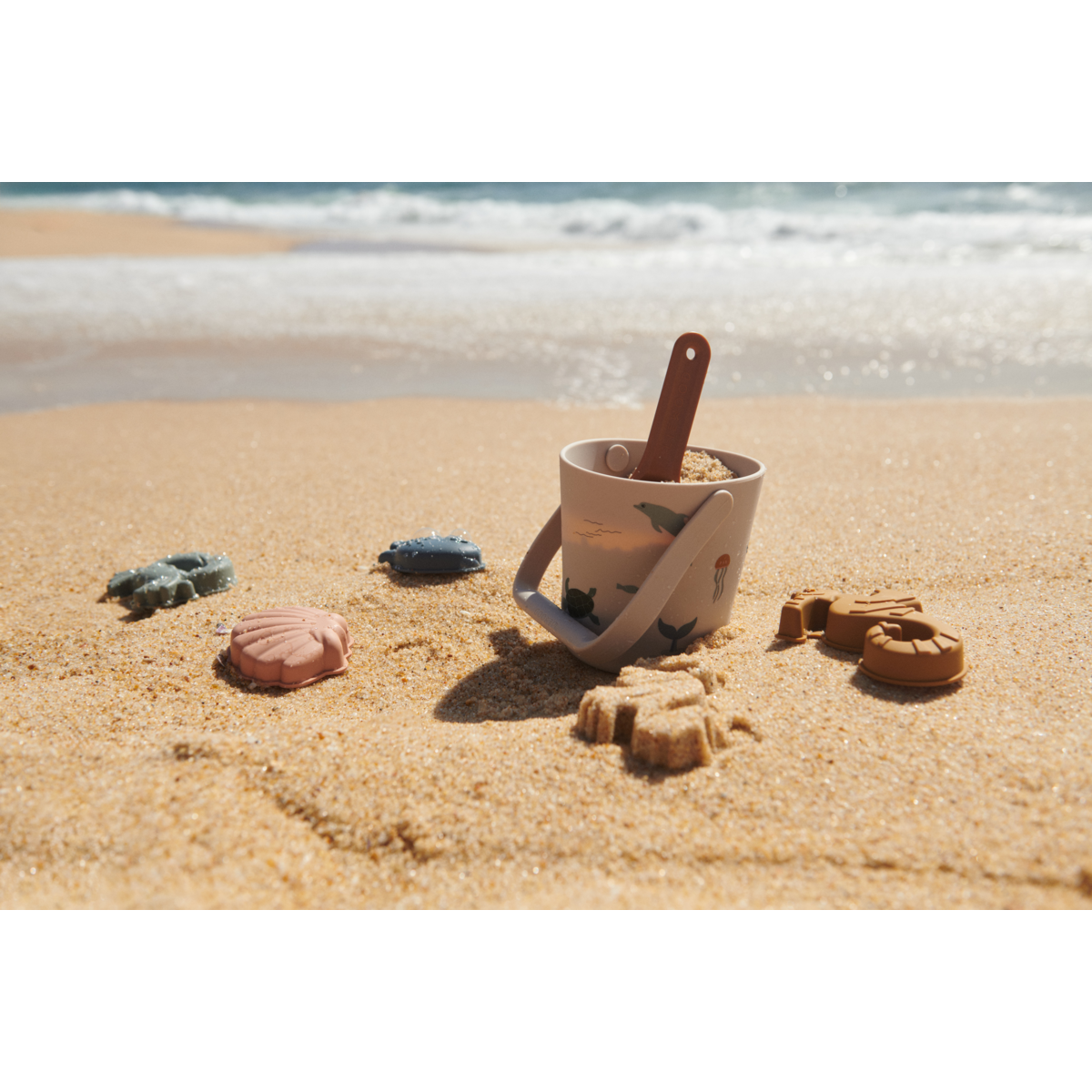 LIEWOOD Gilma Havdyr Strandsæt - Sea creature / Sandy - SANDLEGETØJ