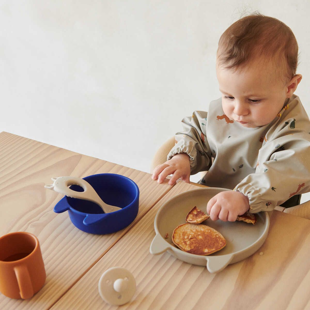 LIEWOOD Vivi spisestel i silikone 4-pak baby - Rabbit whale blue - Børneservice sæt