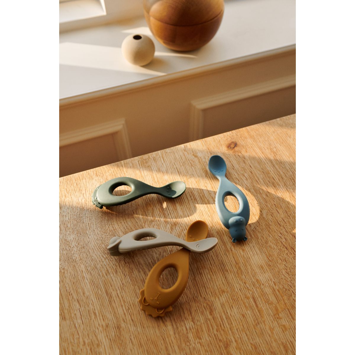 LIEWOOD Liva skeer i silikone 4-pak - Safari/blue multi mix - Bestik