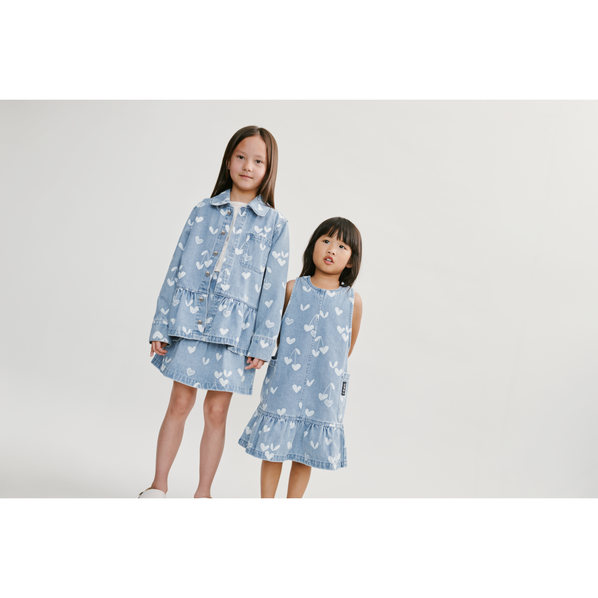 LIEWOOD ANGELICA Denimkjole med print og flæser - Sweethearts / light blue denim - Kjole