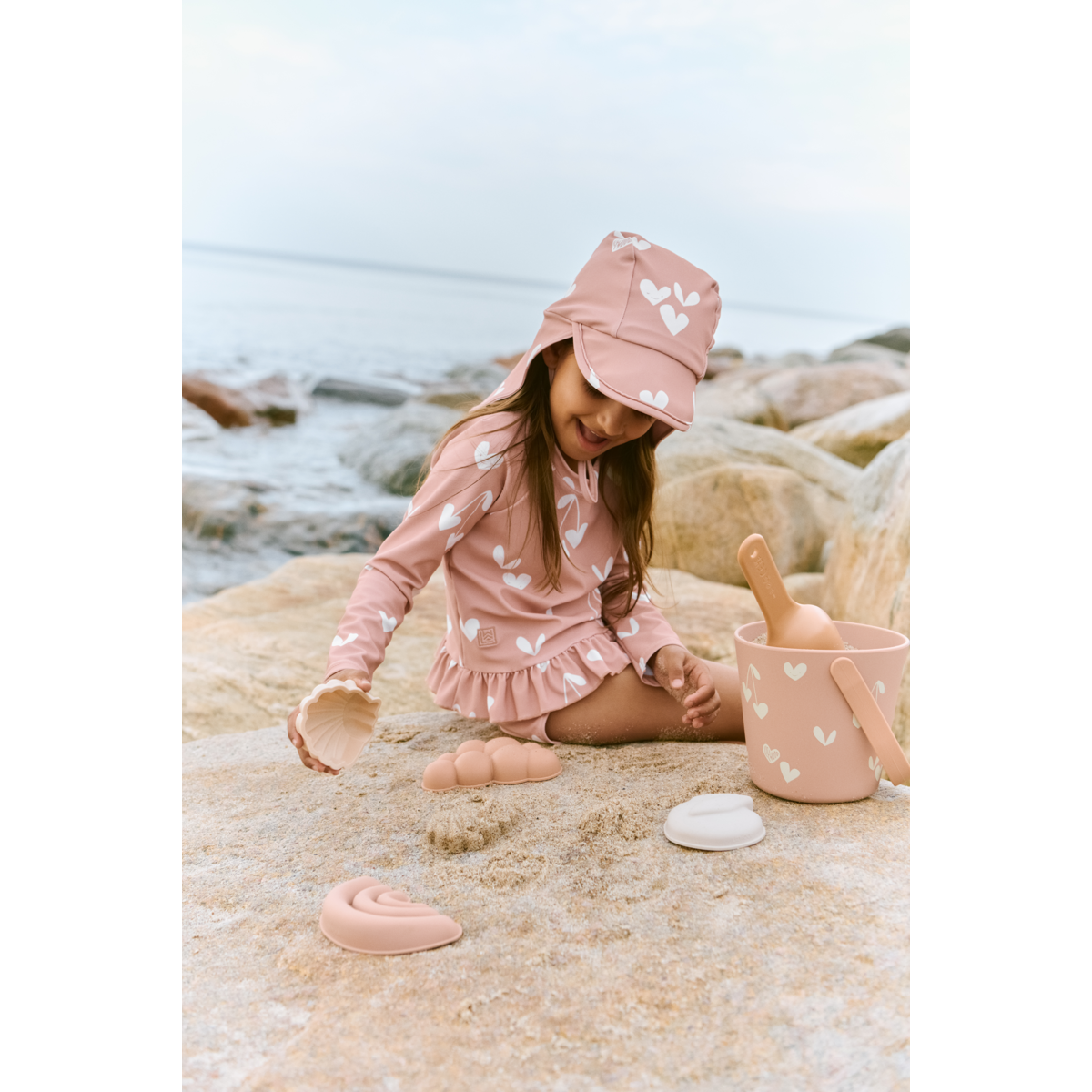 LIEWOOD GILMA Sweethearts Strandsæt - Sweethearts / Pale tuscany - SANDLEGETØJ