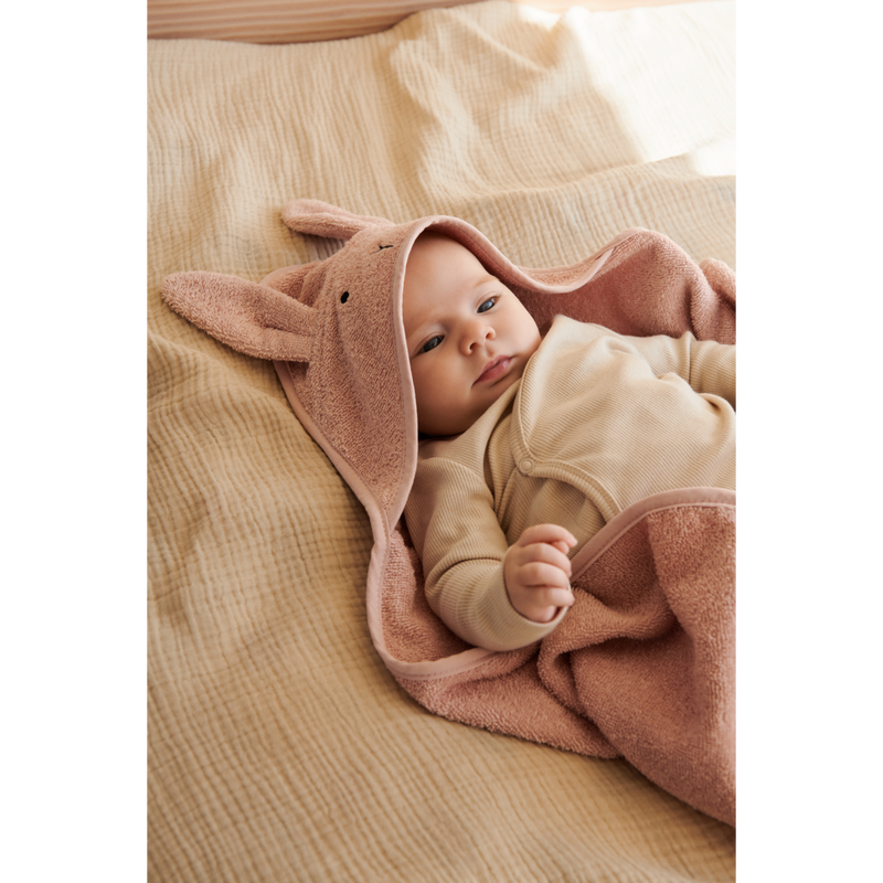 LIEWOOD Albert babyhåndklæde med hætte - Rabbit rose - Håndklæder / Vaskeklude