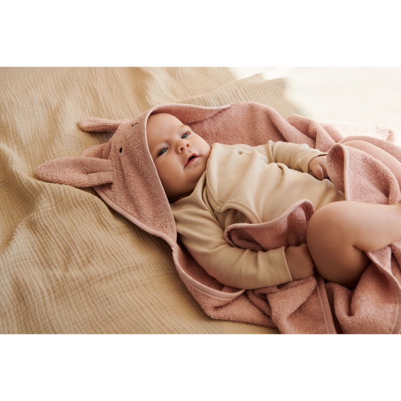 LIEWOOD Albert babyhåndklæde med hætte - Rabbit rose - Håndklæder / Vaskeklude